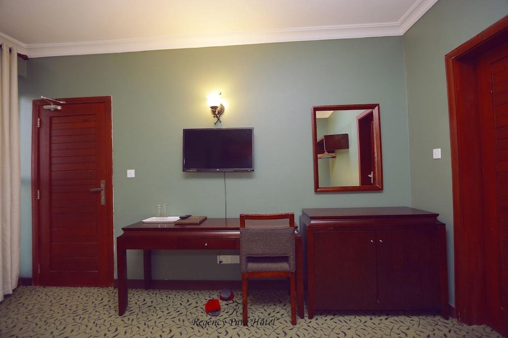 Regency Park Hotel ダル・エス・サラーム エクステリア 写真